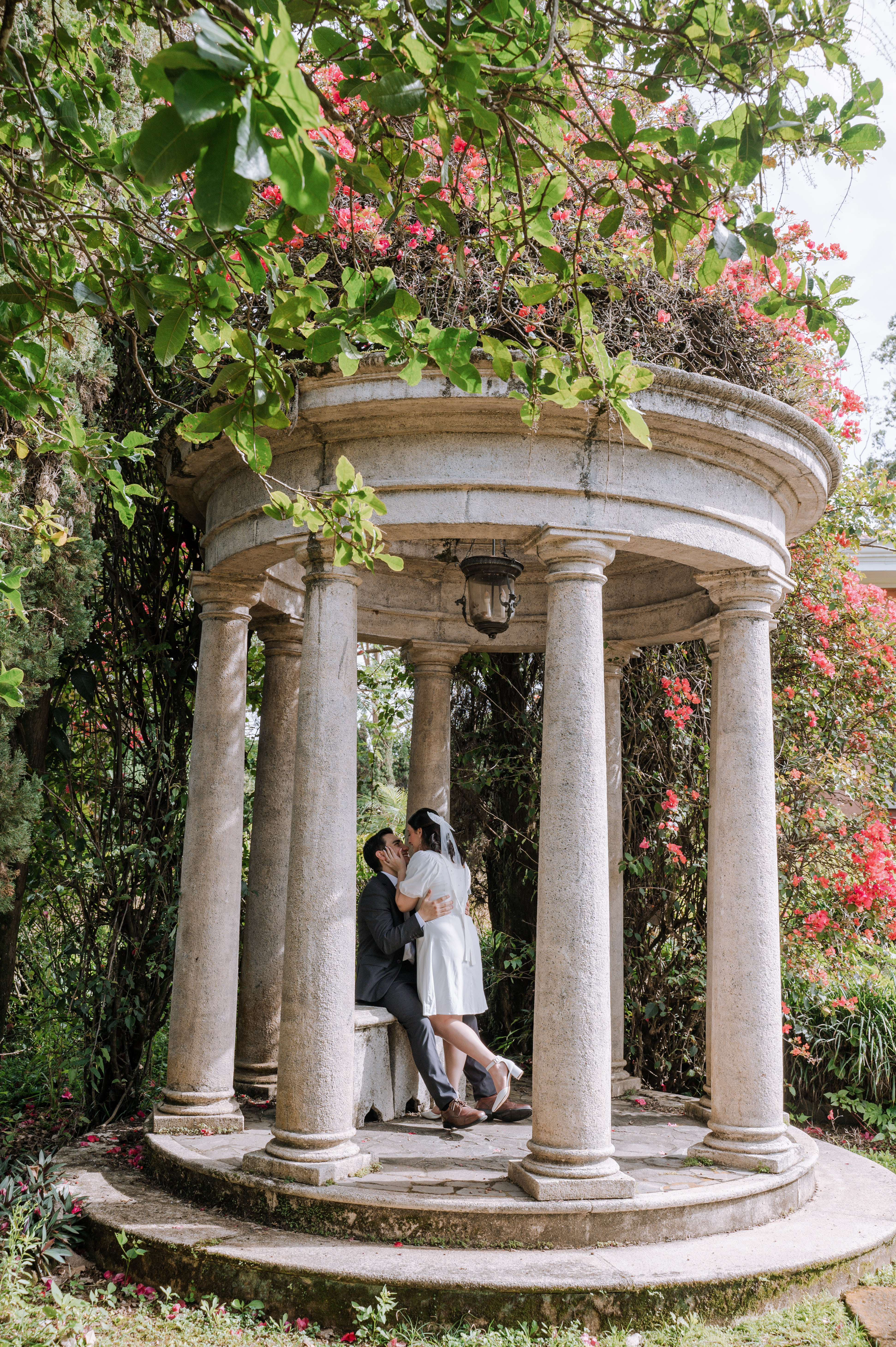 Pareja en un momento tierno